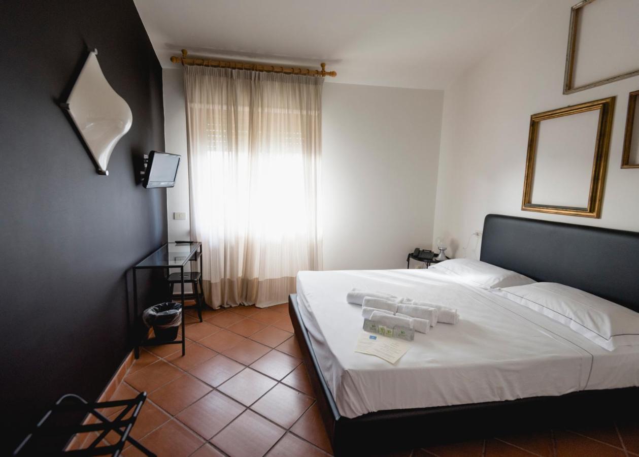 Mami Sabaudia Hotel Eksteriør bilde